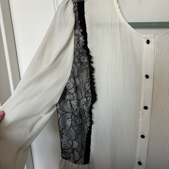 ❗️FINAL❗️Nanette Lepore Cream and Black Lace Pin-tuck Blouse Large - Picture 6 of 10